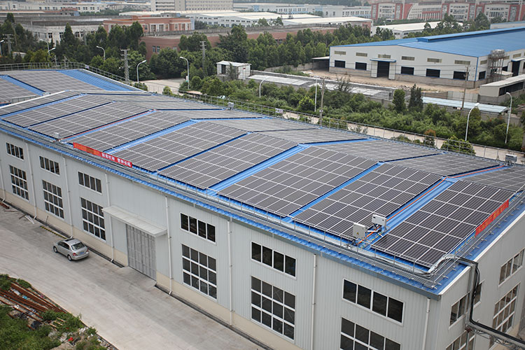 중국의 그리드 태양광 발전소에서
